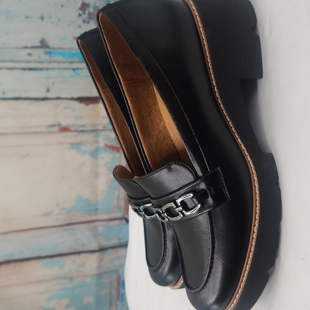 Naturalizer‎ Cabana Black Leather Loafers with Chain Accent - Picture 2 of 9